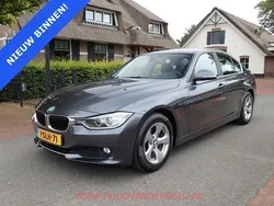 Grijs, metallic lak Gebruikt 2013 BMW 320 Efficient Dynamics Sedan | € 10.900 (Eerlijke prijs)