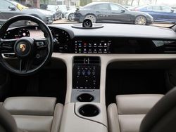 Bruin Gebruikt 2021 Porsche Taycan Cross Turismo Sedan | € 53.950 (Eerlijke prijs)