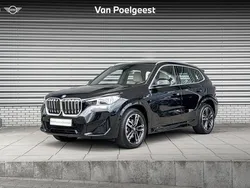 Saphirschwarz metallic (zwart metallic) Gebruikt 2023 BMW iX1 M Sport SUV | € 47.900 (Eerlijke prijs)