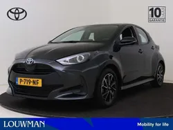 Zwart Gebruikt 2022 Toyota Yaris Hybrid Active Hatchback | € 21.950 (Eerlijke prijs)