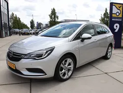 Grijs, metallic lak Gebruikt 2018 Opel Astra Business Stationwagen | € 10.946 (Eerlijke prijs)