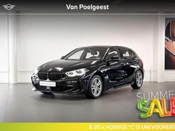 Saphirschwarz metallic (zwart metallic) Gebruikt 2024 BMW 118 M Sport Hatchback | € 35.900 (Goede deal)