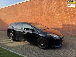 Zwart (metallic) Gebruikt 2013 Ford Focus ST Stationwagen | € 9.950 (Super prijs)
