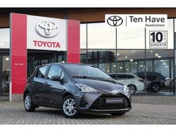 Grijs (metallic) Gebruikt 2019 Toyota Yaris Hybrid Active Hatchback | € 15.900 (Eerlijke prijs)