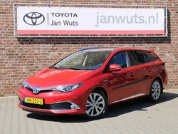 Rood Gebruikt 2017 Toyota Auris Hybrid Executive Stationwagen | € 19.950 (Iets duurder)