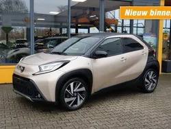 Bruin Gebruikt 2023 Toyota Aygo Premium Hatchback | € 19.990 (Eerlijke prijs)