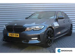 Grijs, metallic lak Gebruikt 2021 BMW 318 Executive Sedan | € 28.900 (Eerlijke prijs)