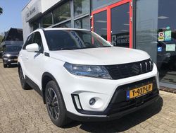 Wit (metallic) Gebruikt 2024 Suzuki Vitara Style SUV | € 29.950