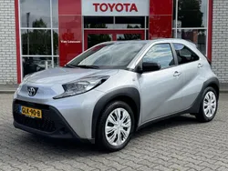 Grijs, metallic lak Gebruikt 2023 Toyota Aygo Play Hatchback | € 15.900 (Goede deal)