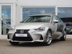 Grijs, metallic lak Gebruikt 2017 Lexus IS300 Business Edition Sedan | € 20.940 (Eerlijke prijs)