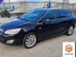 Zwart (metallic) Gebruikt 2011 Opel Astra Cosmo Stationwagen | € 4.395 (Eerlijke prijs)