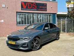 Grijs Gebruikt 2022 BMW 318 M Sport Sedan | € 28.950 (Eerlijke prijs)