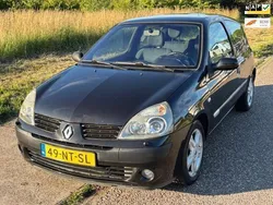 Zwart Gebruikt 2004 Renault Clio II Dynamique Hatchback | € 999 (Goede deal)