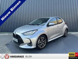 Grijs, metallic lak Gebruikt 2022 Toyota Yaris Hatchback | € 21.950 (Eerlijke prijs)