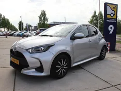 Grijs Gebruikt 2022 Toyota Yaris Hybrid Hatchback | € 16.949 (Goede deal)