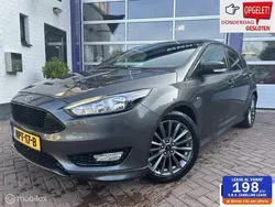 Grijs Gebruikt 2017 Ford Focus ST-Line Hatchback | € 11.999