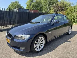 Blauw, metallic lak Gebruikt 2011 BMW 320 Executive Coupé | € 9.950 (Eerlijke prijs)