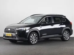 Attitude black metallic (donker zwart metallic) Nieuw 2025 Toyota Corolla Style SUV | € 46.390 (Iets duurder)