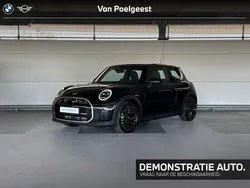 Midnight black Gebruikt 2024 Mini Cooper Favoured Hatchback | € 44.641 (Super prijs)