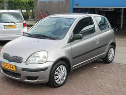 Grijs Gebruikt 2004 Toyota Yaris Hatchback | € 2.250 (Eerlijke prijs)