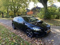 Zwart Gebruikt 2018 Volvo V40 R-Design Stationwagen | € 17.950 (Eerlijke prijs)