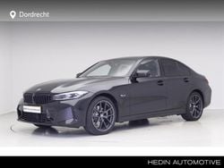 Saphirschwarz metallic (zwart metallic) Gebruikt 2024 BMW 320e Shadowline Sedan | € 42.895 (Goede deal)