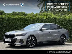 Grijs Gebruikt 2024 BMW 550e M Sport Sedan | € 87.895 (Eerlijke prijs)