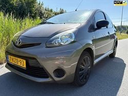 Bruin, metallic lak Gebruikt 2013 Toyota Aygo Hatchback | € 2.999 (Eerlijke prijs)