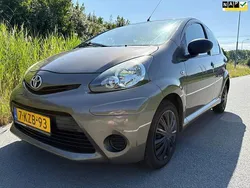Bruin, metallic lak Gebruikt 2013 Toyota Aygo Hatchback | € 3.499 (Eerlijke prijs)