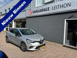 Grijs Gebruikt 2022 Renault Clio V Evolution Hatchback | € 19.640 (Eerlijke prijs)