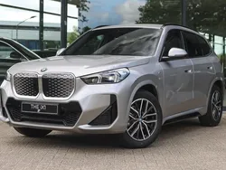 Spacesilber Nieuw 2025 BMW iX1 M Sport SUV | € 58.321 (Goede deal)