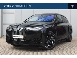 Saphirschwarz (donker zwart metallic) Gebruikt 2022 BMW iX Comfort Edition SUV | € 49.950 (Goede deal)