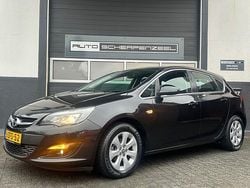 Zwart (metallic) Gebruikt 2015 Opel Astra Edition Hatchback | € 6.485 (Eerlijke prijs)