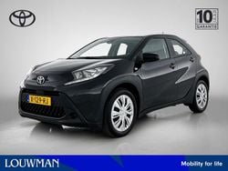 Zwart Gebruikt 2024 Toyota Aygo Play Hatchback | € 19.495 (Eerlijke prijs)