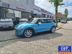 Blauw, metallic lak Gebruikt 2015 Mini Cooper Business Hatchback | € 11.950 (Eerlijke prijs)