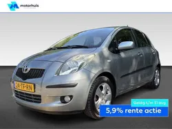 Grijs, metallic lak Gebruikt 2006 Toyota Yaris Hatchback | € 4.450 (Iets duurder)