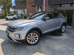 Grijs Gebruikt 2023 VW T-Roc Style SUV | € 32.950 (Eerlijke prijs)