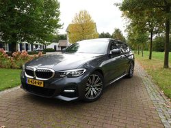 Grijs Gebruikt 2021 BMW 320 Executive Stationwagen | € 27.950 (Eerlijke prijs)
