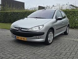 Grijs Gebruikt 2002 Peugeot 206 Premium Hatchback | € 1.299 (Eerlijke prijs)