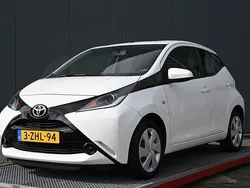 Wit Gebruikt 2015 Toyota Aygo X-play Hatchback | € 5.450 (Eerlijke prijs)