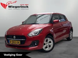 Rood, metallic lak Gebruikt 2022 Suzuki Swift Hatchback | € 21.894 (Eerlijke prijs)