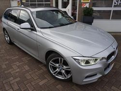 Grijs, metallic lak Gebruikt 2018 BMW 318 M Sport Stationwagen | € 19.945 (Eerlijke prijs)