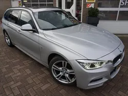 Grijs, metallic lak Gebruikt 2018 BMW 318 M Sport Stationwagen | € 22.945 (Eerlijke prijs)