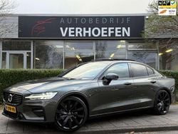 Grijs (metallic) Gebruikt 2022 Volvo S60 R-Design Sedan | € 31.747 (Iets duurder)