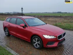 Rood, metallic lak Gebruikt 2019 Volvo V60 Momentum Stationwagen | € 14.520 (Super prijs)