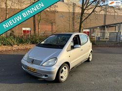 Grijs (metallic) Gebruikt 2003 Mercedes A160 Elegance MPV | € 999 (Eerlijke prijs)