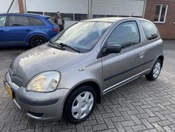 Grijs, metallic lak Gebruikt 2004 Toyota Yaris Hatchback | € 1.499 (Eerlijke prijs)