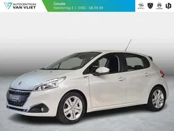 Wit Gebruikt 2018 Peugeot 208 Signature Sky Hatchback | € 10.789 (Eerlijke prijs)