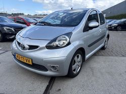 Grijs Gebruikt 2007 Toyota Aygo Sport Hatchback | € 2.550 (Eerlijke prijs)
