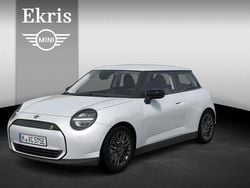 Wit Nieuw 2025 Mini Cooper SE Essential Hatchback | € 33.635 (Super prijs)